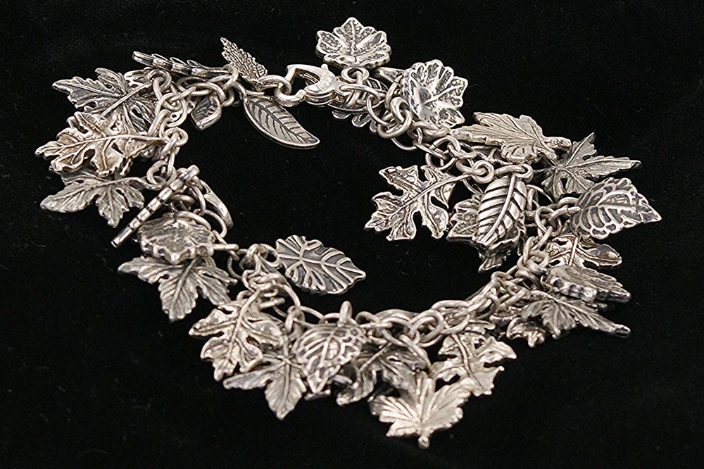 Leaf charm bracelet made of 925 silver.