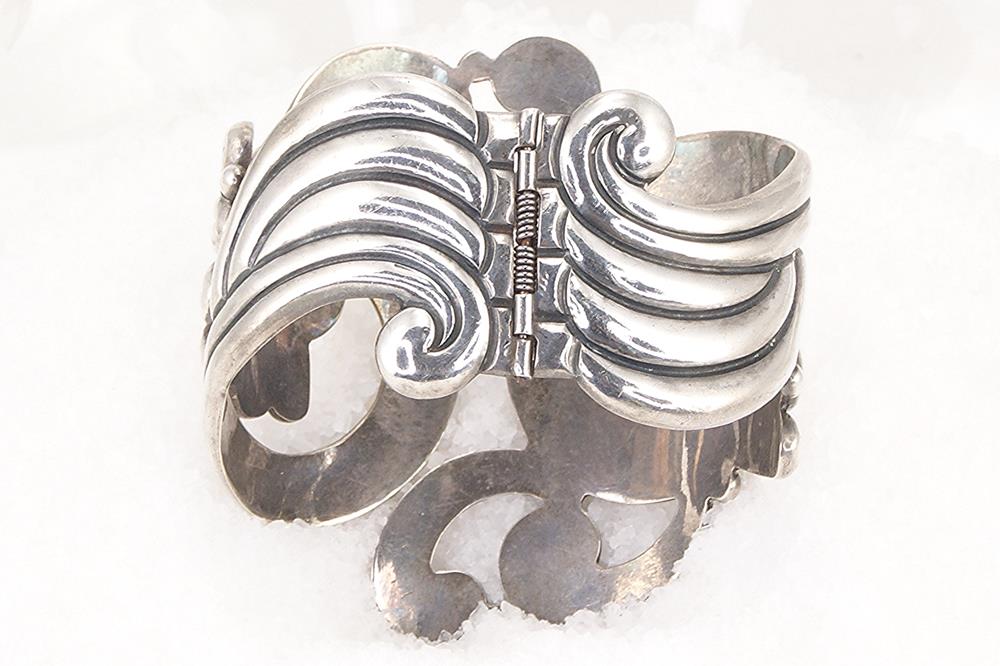 Taxco sterling silver bracelet hinge view
